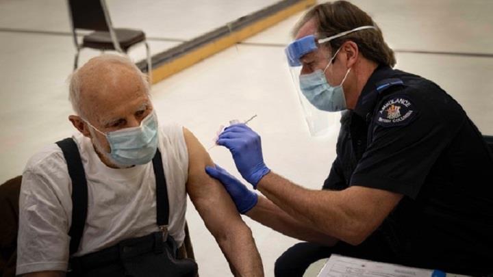 Community paramedic vaccinates patient