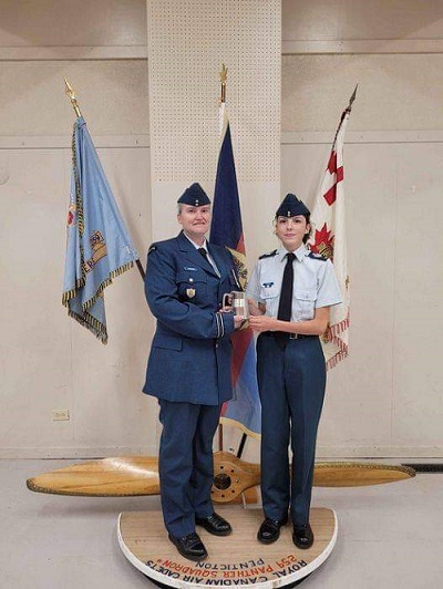 Catharina Goossen in military uniform with a young female cadet